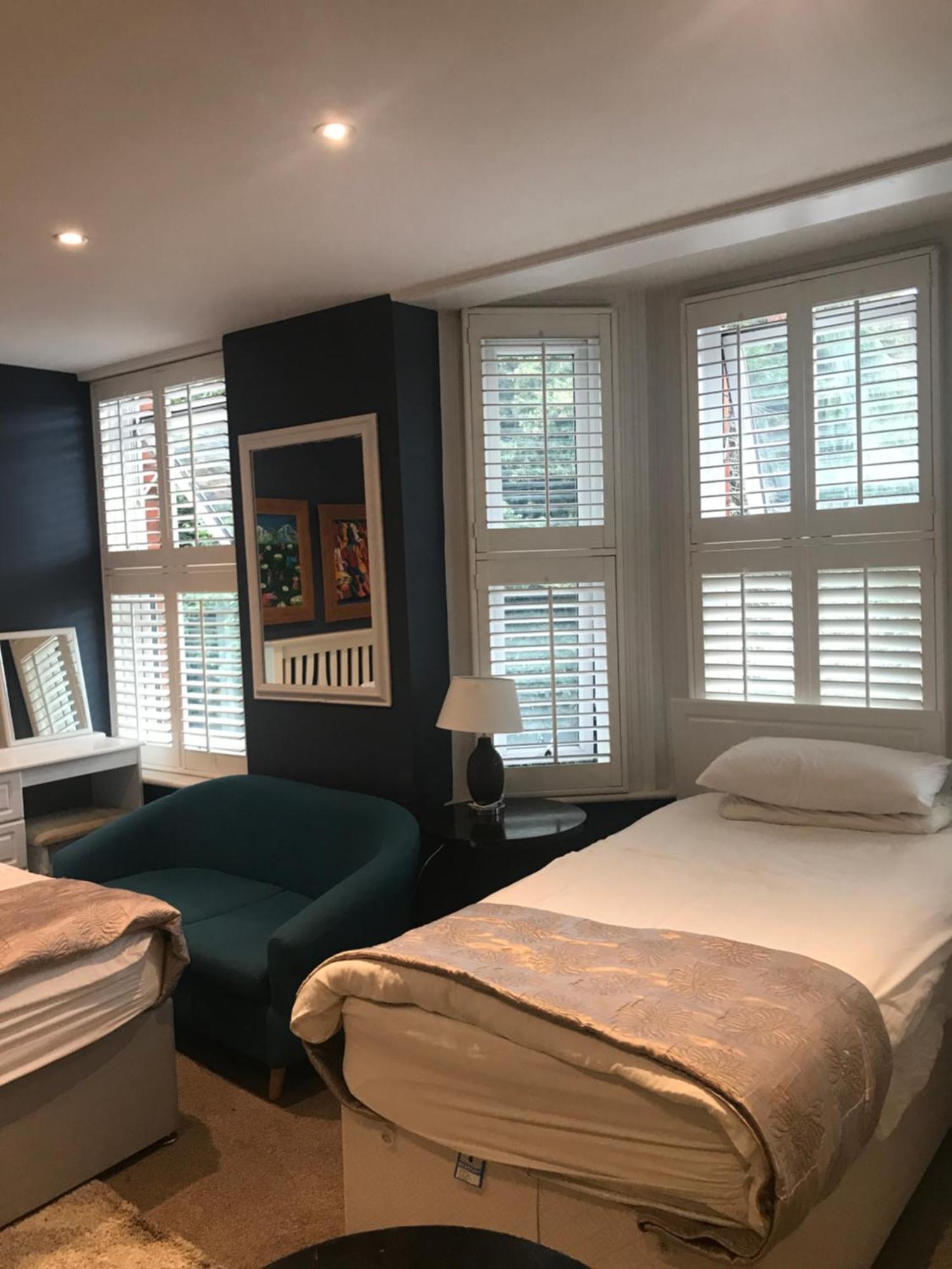 Acacia Villas Guest House ギルフォード エクステリア 写真