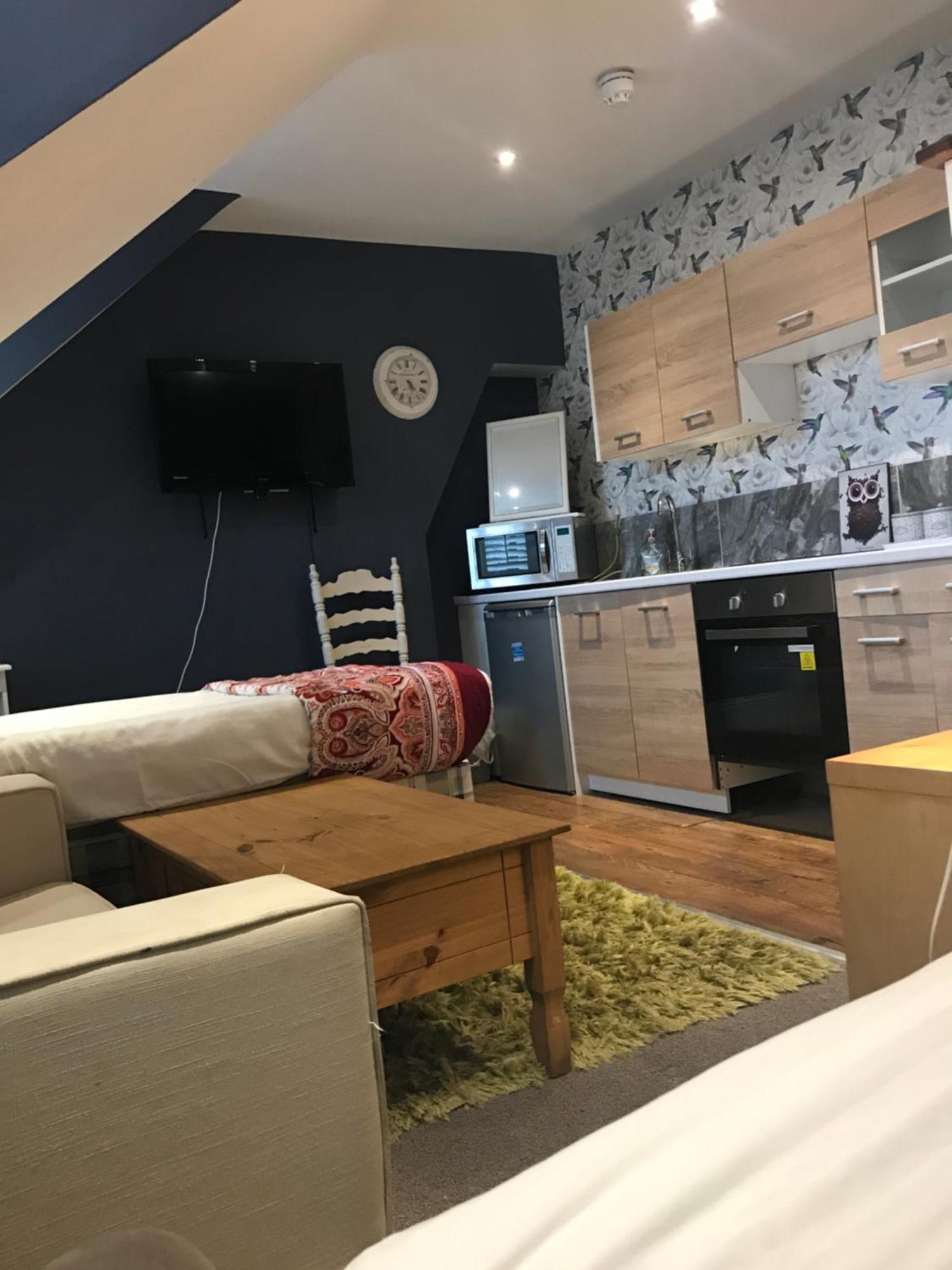 Acacia Villas Guest House ギルフォード エクステリア 写真