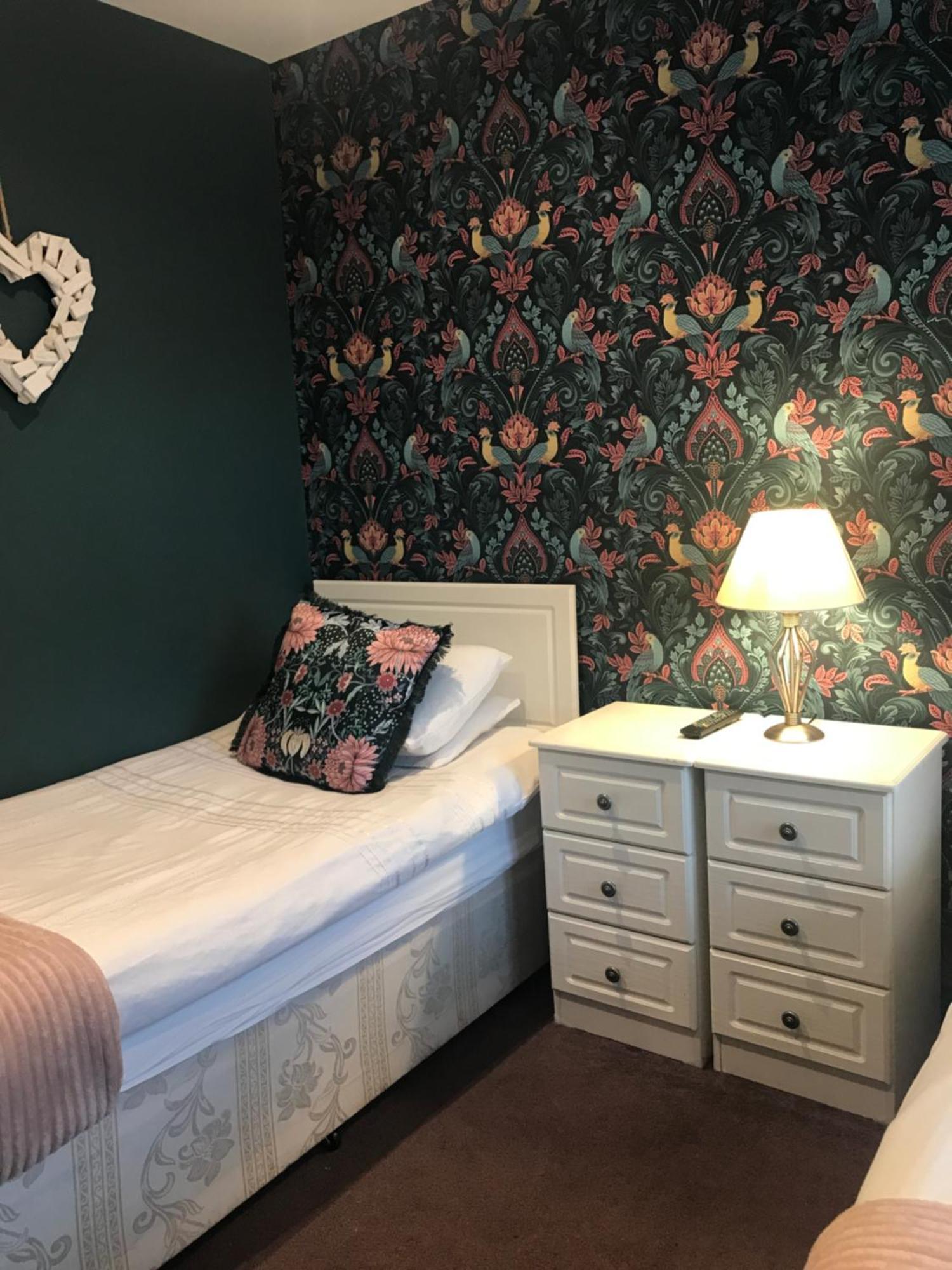 Acacia Villas Guest House ギルフォード エクステリア 写真