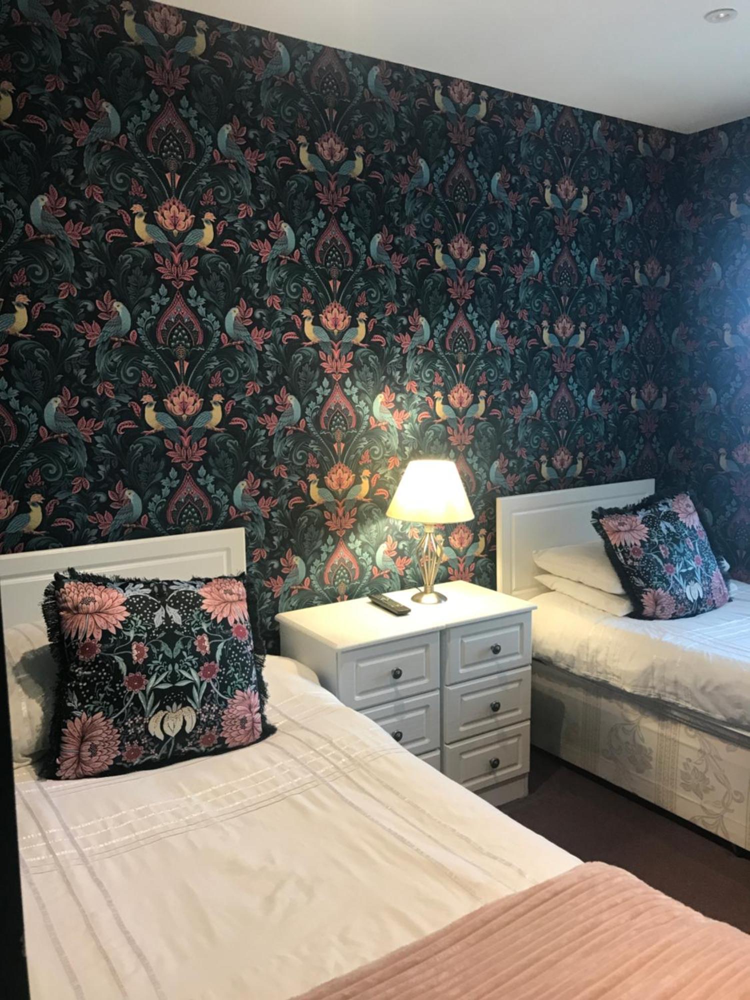 Acacia Villas Guest House ギルフォード エクステリア 写真